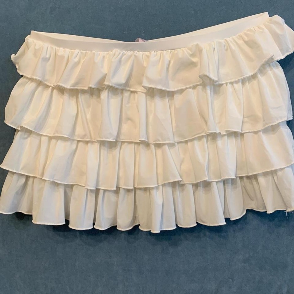 Urban Outfitters NWT Size Medium ‎ White Ruffled Mini Skirt